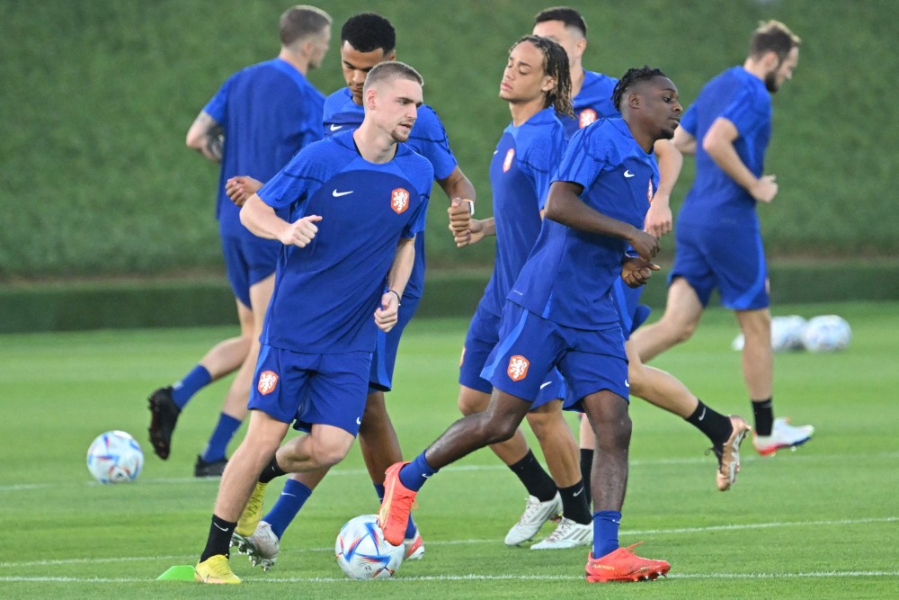Para pemain Belanda mengikuti sesi latihan  menjelang pertandingan sepak bola Piala Dunia Qatar 2022 antara Belanda dan AS. AFP